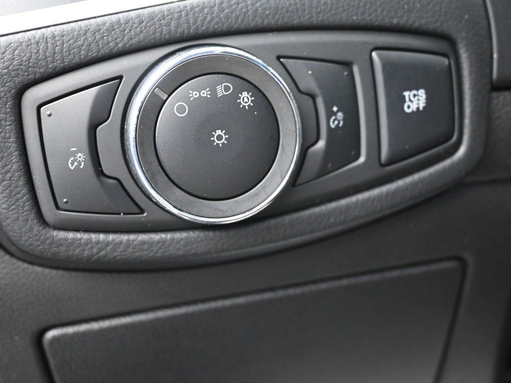 Ford Edge Vehicle Full-screen Gallery Image 21