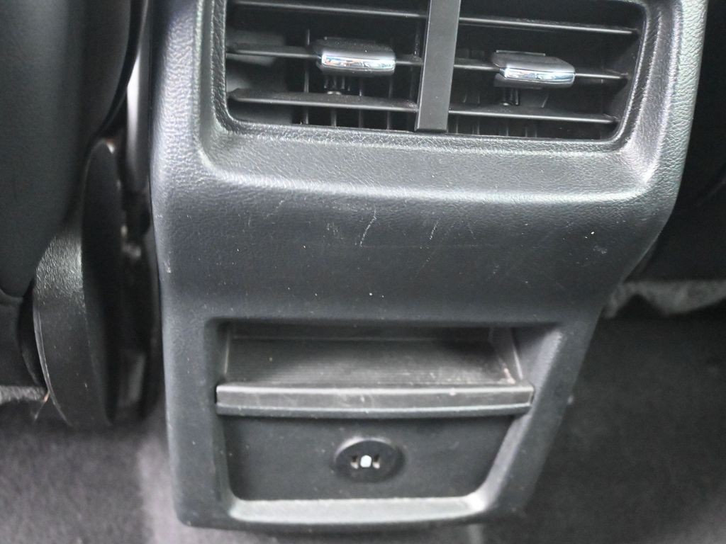 Ford Edge Vehicle Full-screen Gallery Image 24