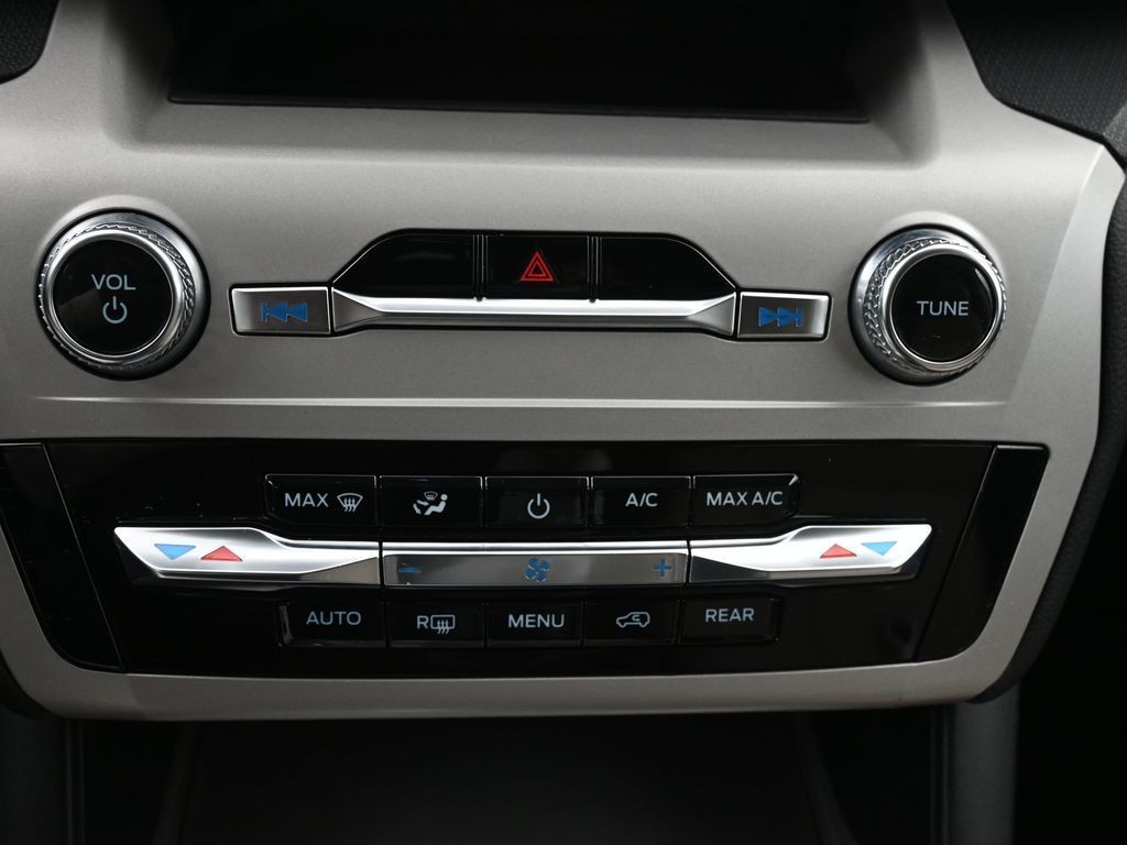 Ford Explorer Vehicle Full-screen Gallery Image 13