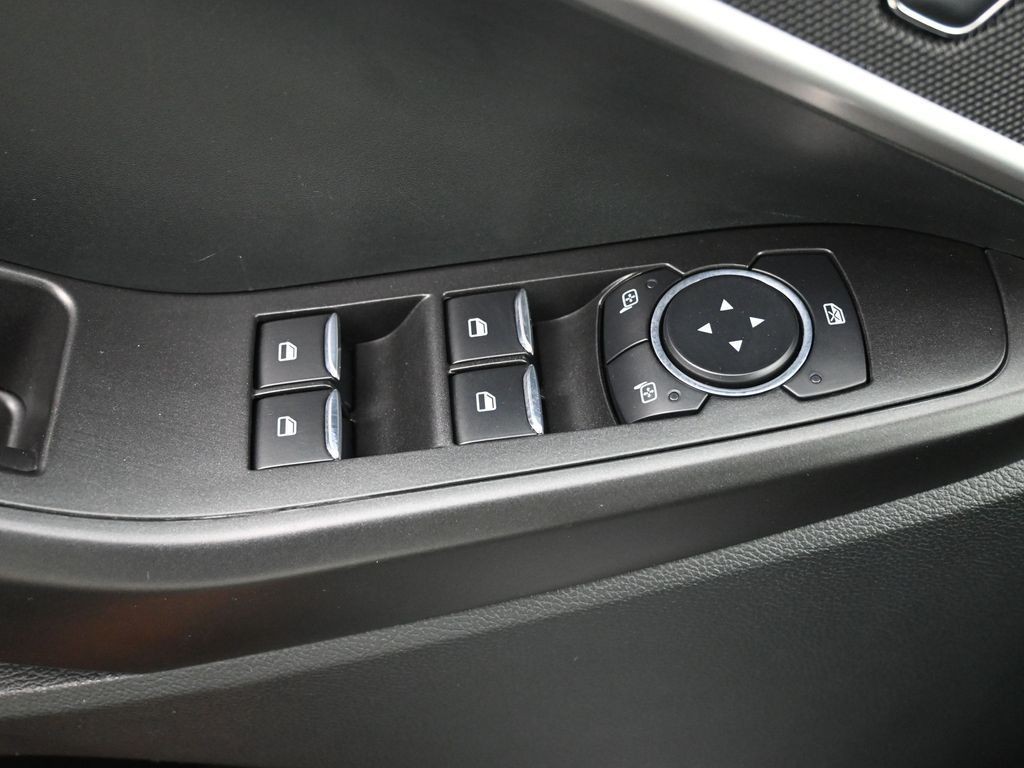 Ford Explorer Vehicle Full-screen Gallery Image 18