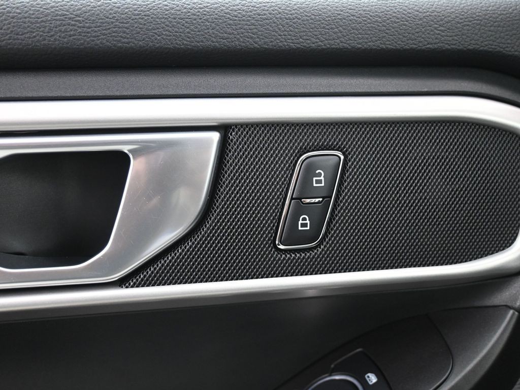 Ford Explorer Vehicle Full-screen Gallery Image 19