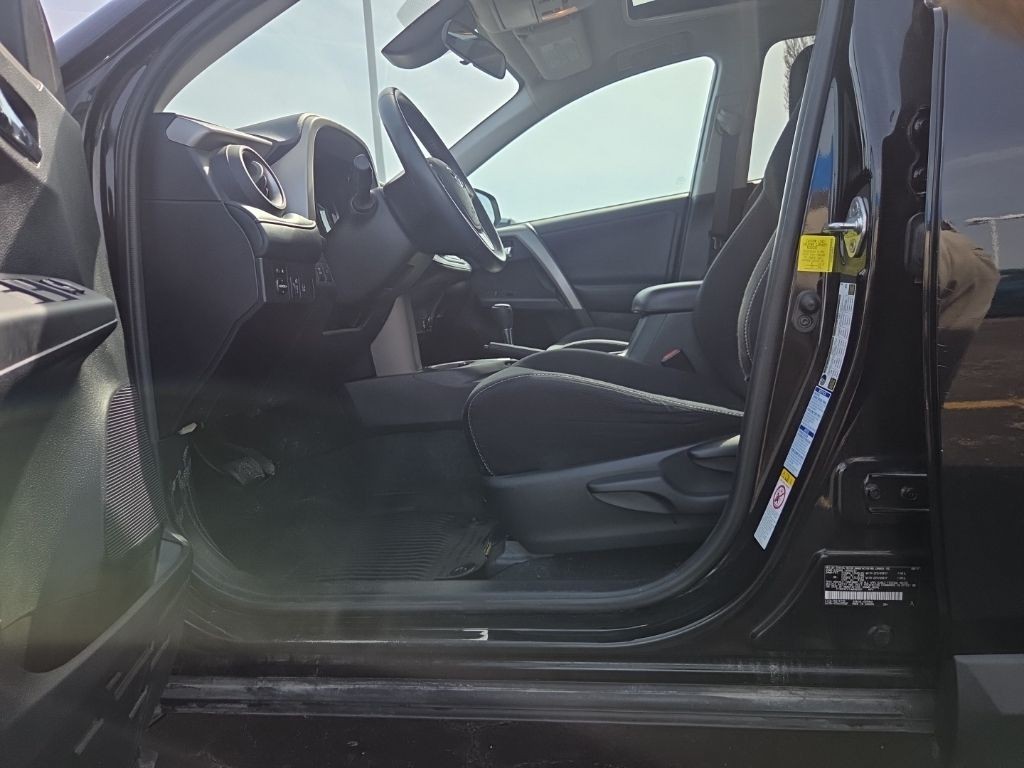 Toyota RAV4 Vehicle Full-screen Gallery Image 2