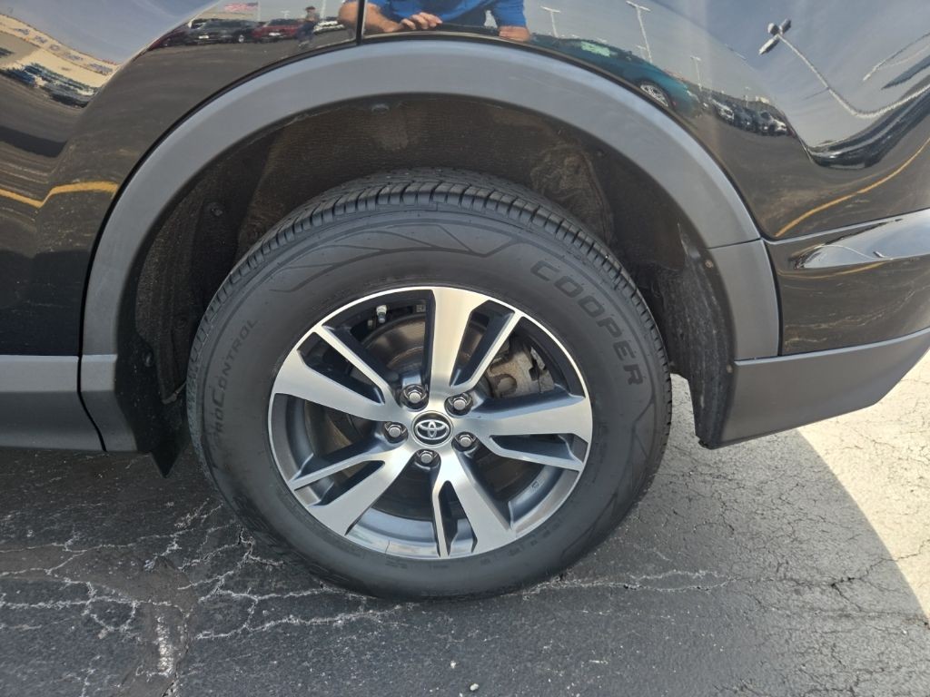 Toyota RAV4 Vehicle Full-screen Gallery Image 4