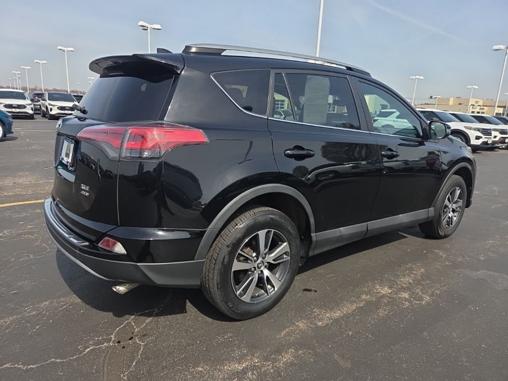 Toyota RAV4 Vehicle Full-screen Gallery Image 7