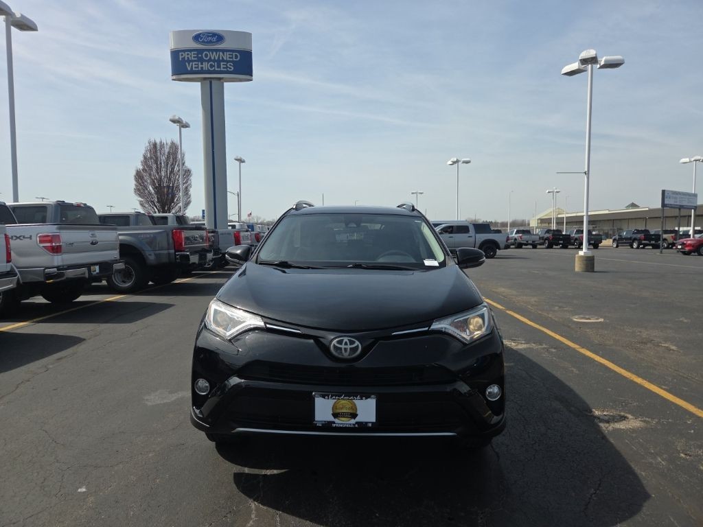 Toyota RAV4 Vehicle Full-screen Gallery Image 9