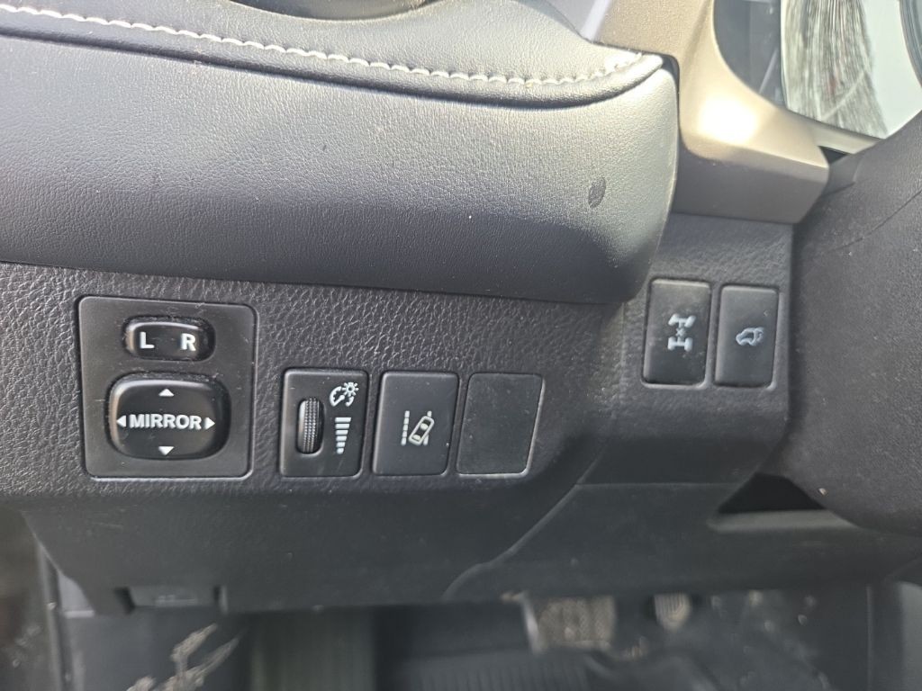 Toyota RAV4 Vehicle Full-screen Gallery Image 11