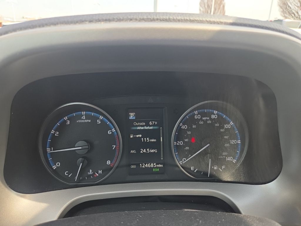 Toyota RAV4 Vehicle Full-screen Gallery Image 12