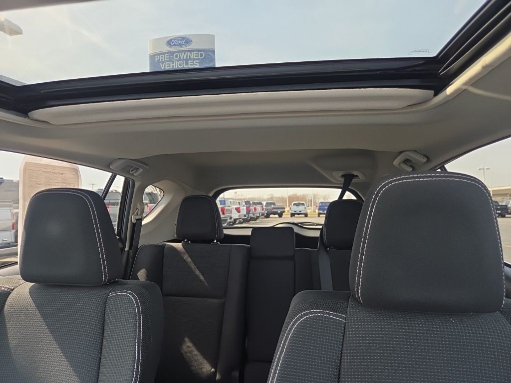 Toyota RAV4 Vehicle Full-screen Gallery Image 16