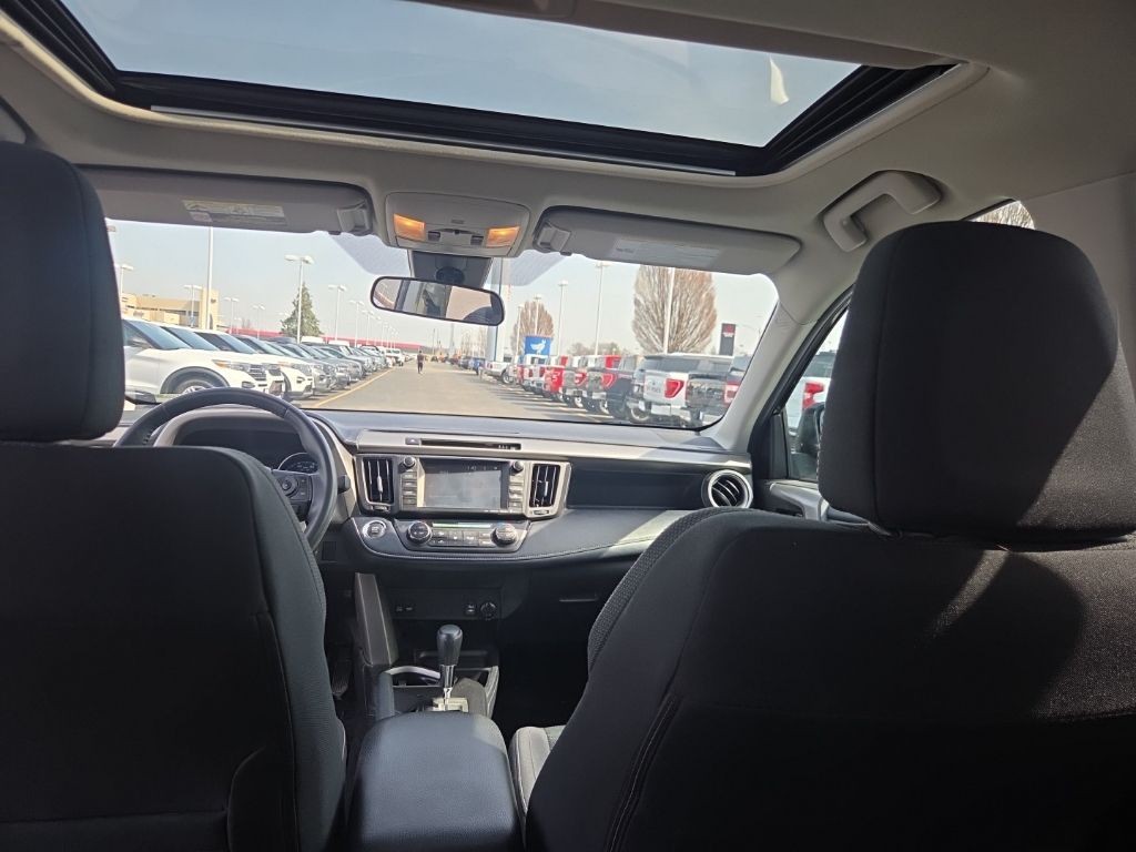 Toyota RAV4 Vehicle Full-screen Gallery Image 17