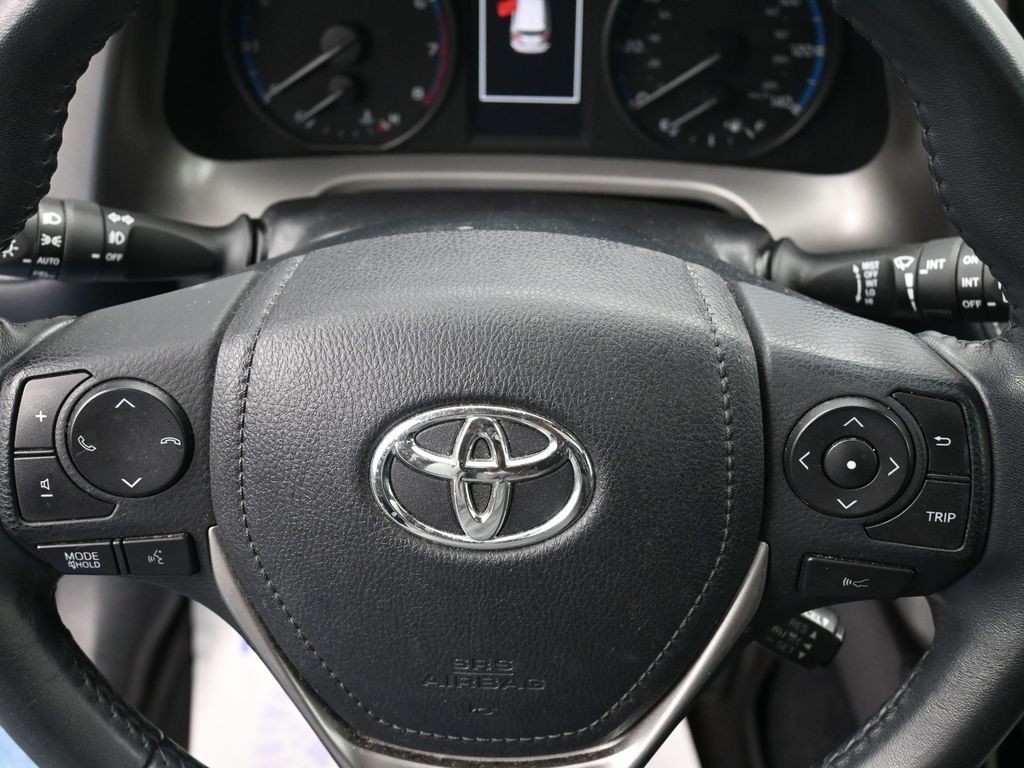Toyota RAV4 Vehicle Full-screen Gallery Image 18