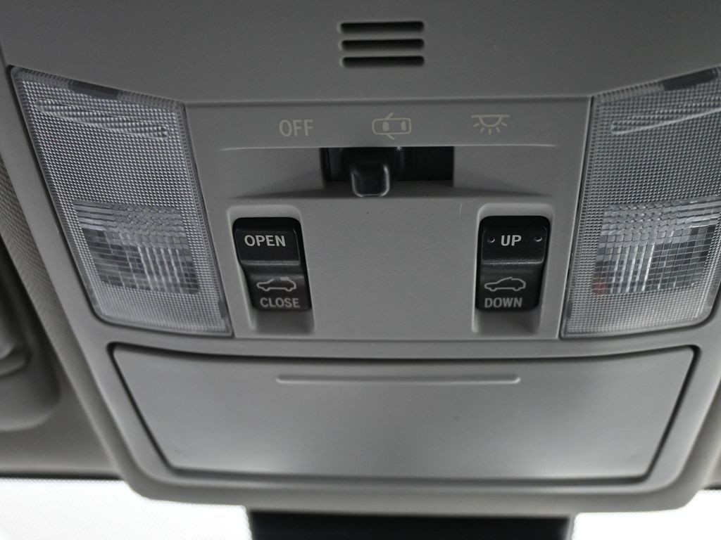 Toyota RAV4 Vehicle Full-screen Gallery Image 19