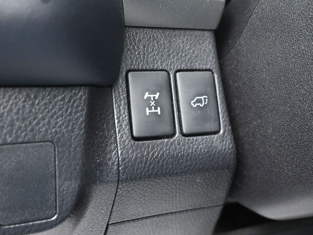 Toyota RAV4 Vehicle Full-screen Gallery Image 20