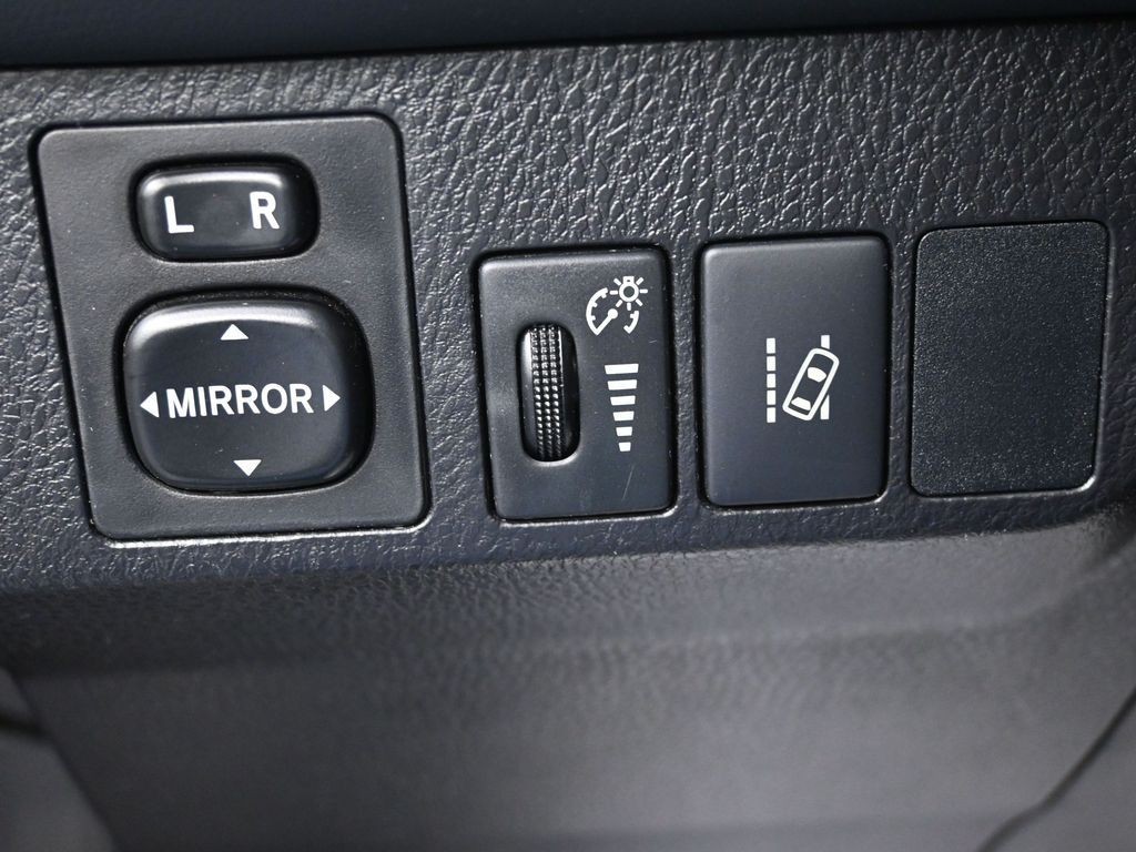 Toyota RAV4 Vehicle Full-screen Gallery Image 21