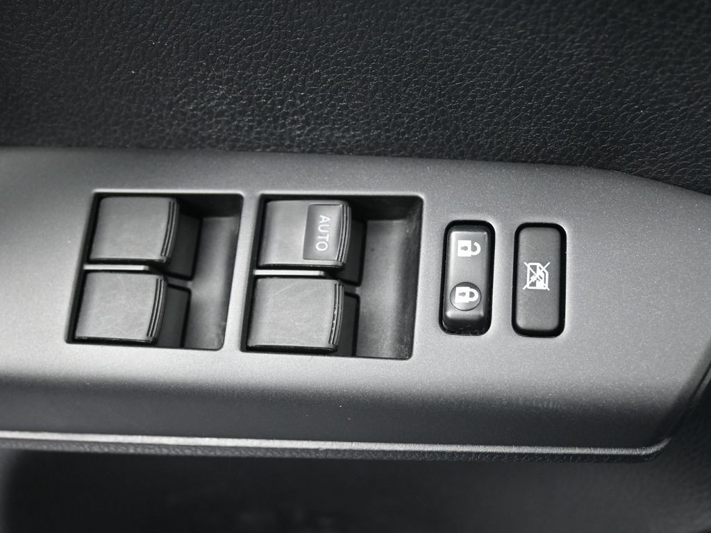 Toyota RAV4 Vehicle Full-screen Gallery Image 22