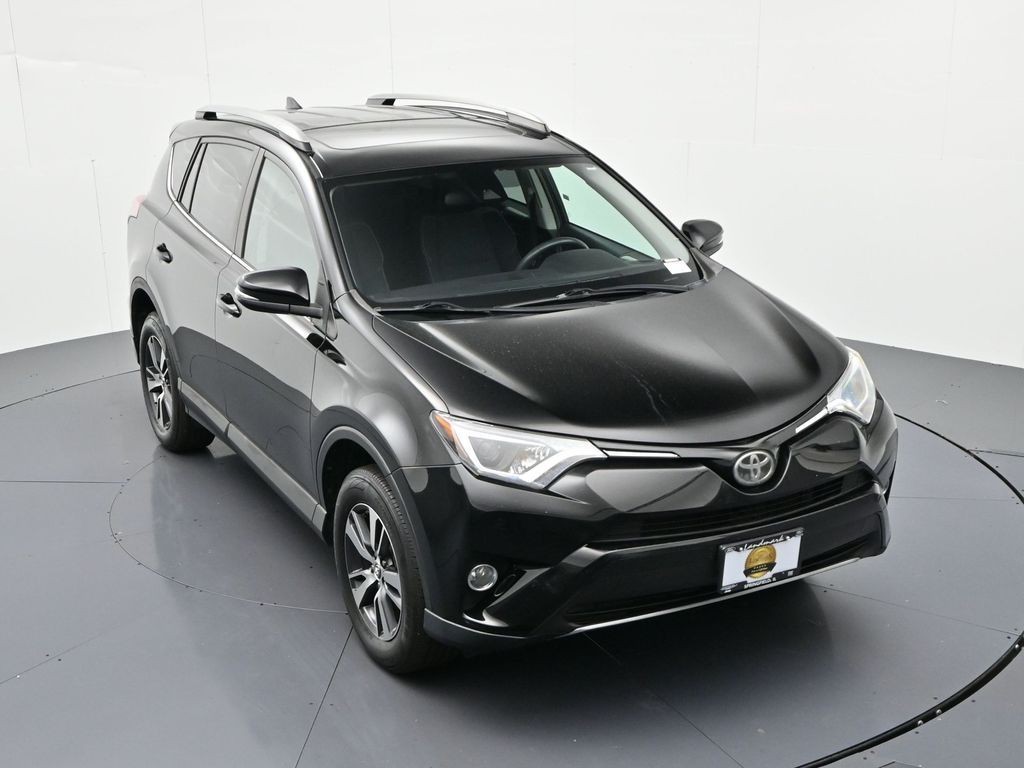Toyota RAV4 Vehicle Full-screen Gallery Image 24
