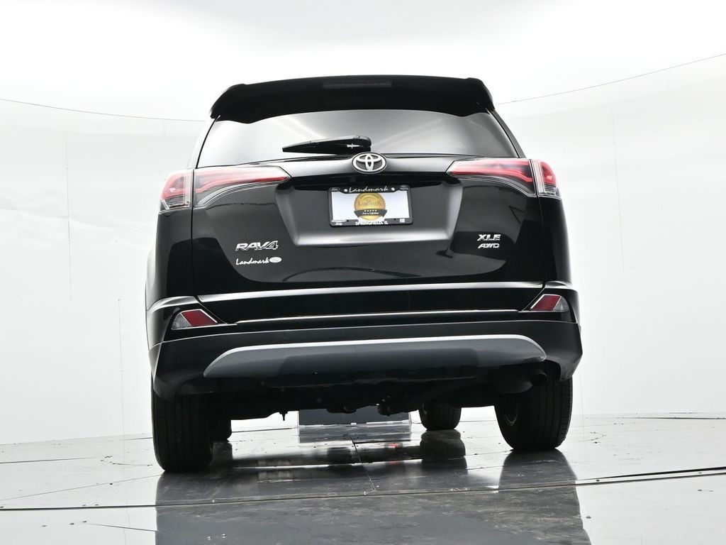 Toyota RAV4 Vehicle Full-screen Gallery Image 29