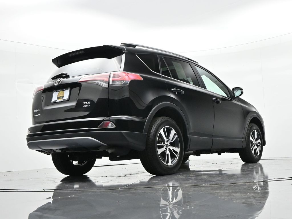 Toyota RAV4 Vehicle Full-screen Gallery Image 30