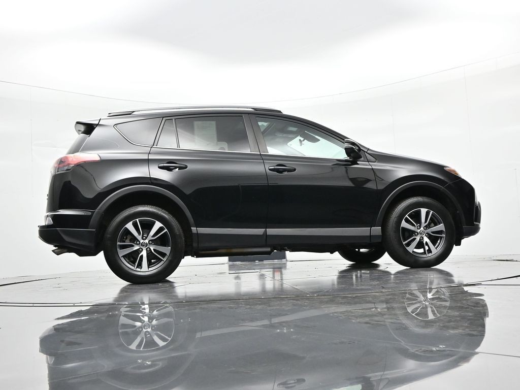Toyota RAV4 Vehicle Full-screen Gallery Image 31