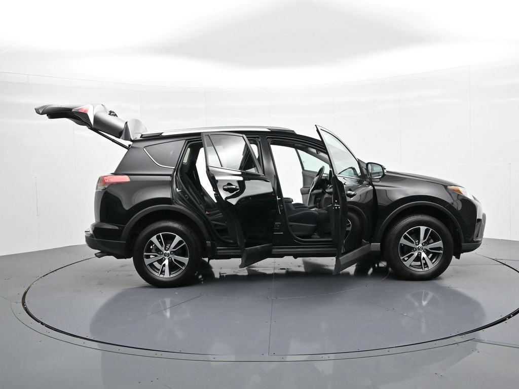 Toyota RAV4 Vehicle Full-screen Gallery Image 32