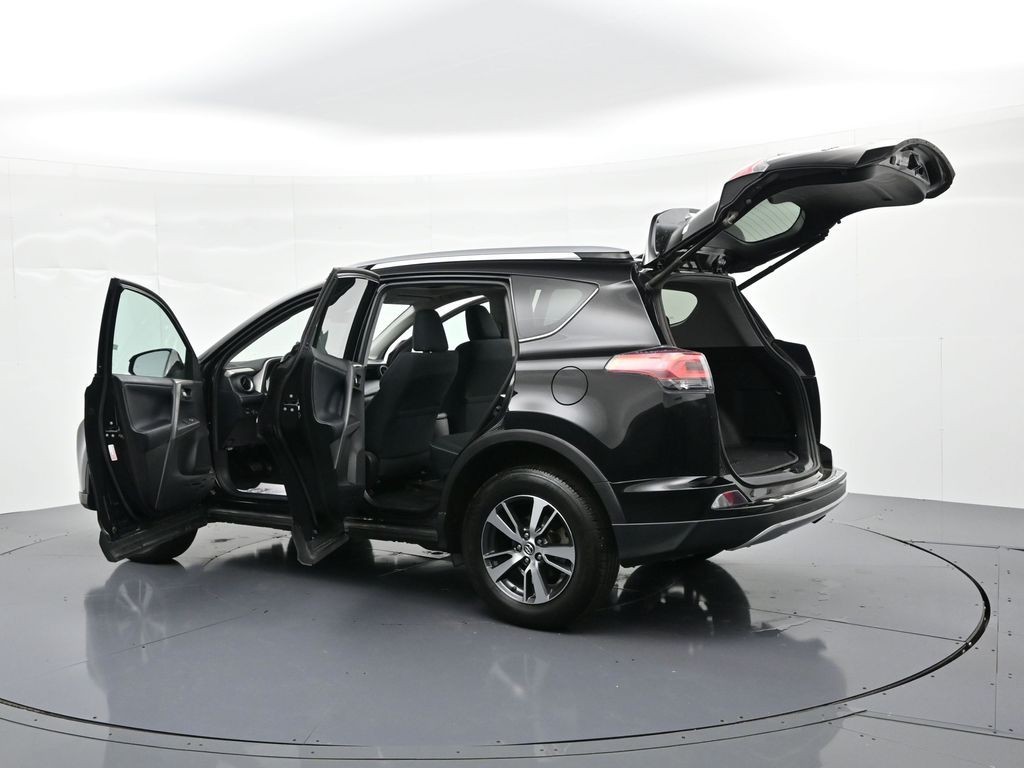 Toyota RAV4 Vehicle Full-screen Gallery Image 33