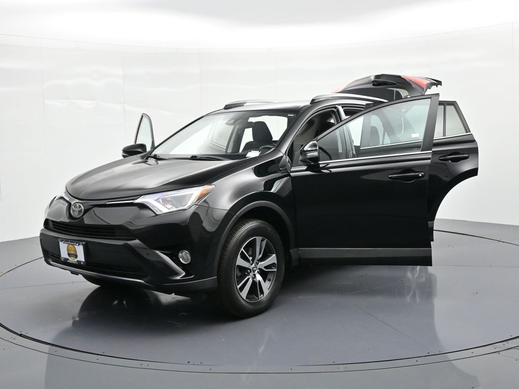 Toyota RAV4 Vehicle Full-screen Gallery Image 34