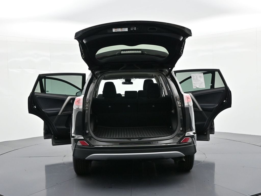 Toyota RAV4 Vehicle Full-screen Gallery Image 35