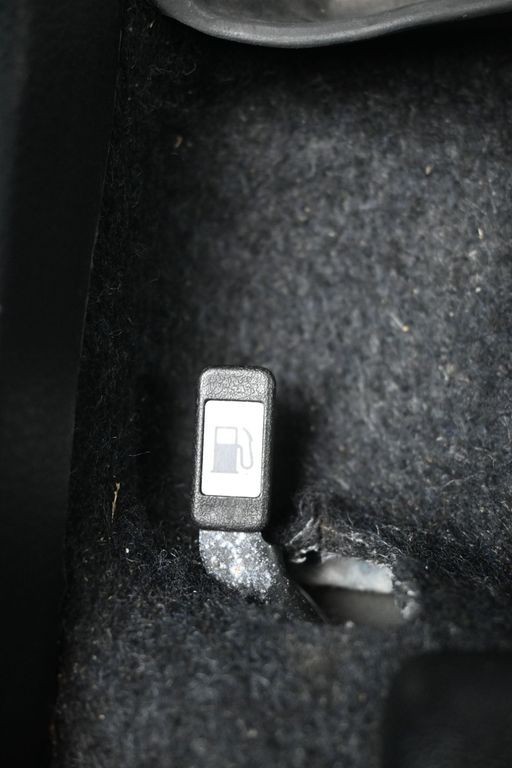 Toyota RAV4 Vehicle Full-screen Gallery Image 23