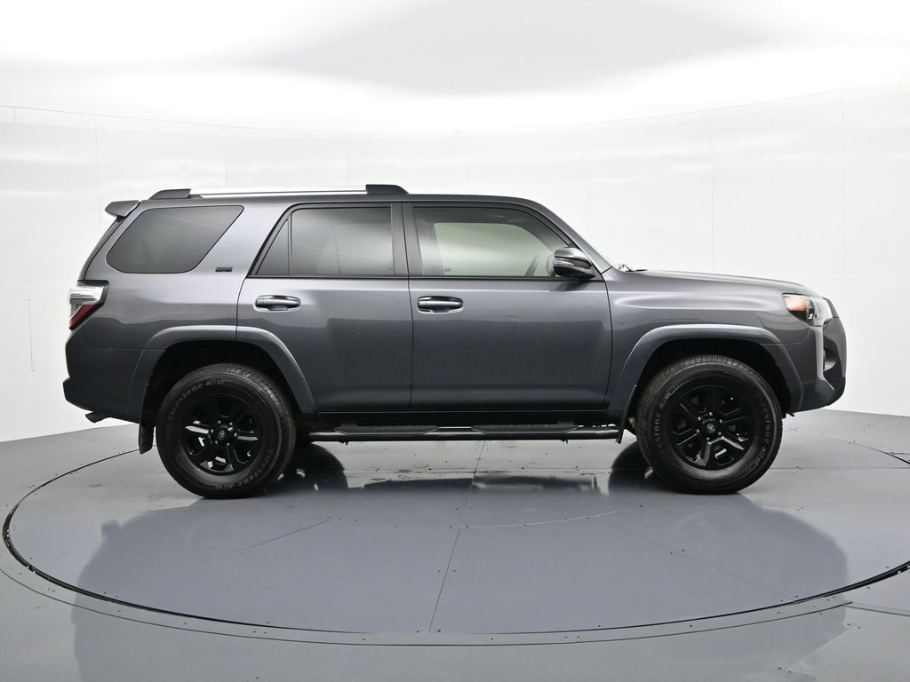 Toyota 4Runner Vehicle Full-screen Gallery Image 5