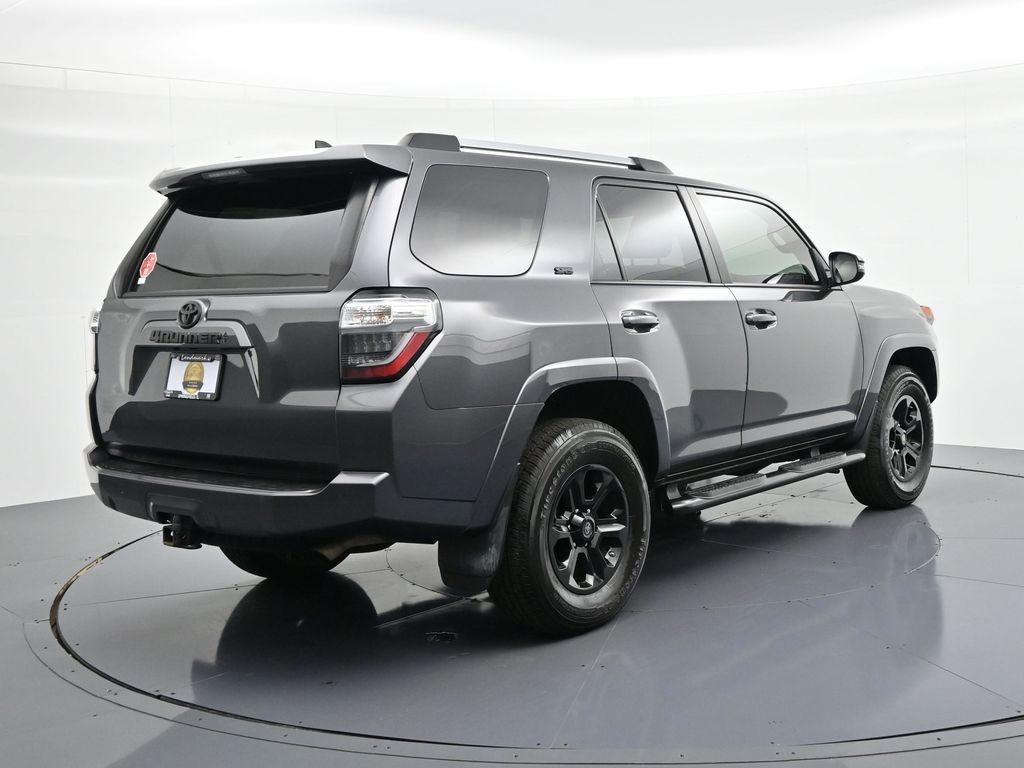 Toyota 4Runner Vehicle Full-screen Gallery Image 6