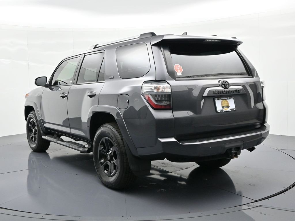 Toyota 4Runner Vehicle Full-screen Gallery Image 8