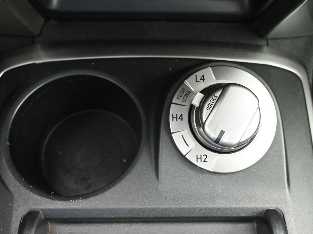 Toyota 4Runner Vehicle Full-screen Gallery Image 15