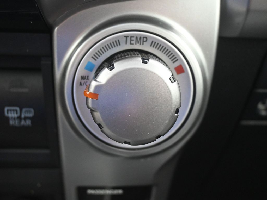 Toyota 4Runner Vehicle Full-screen Gallery Image 16