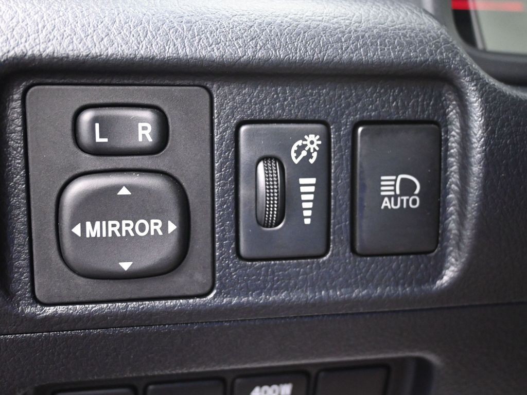 Toyota 4Runner Vehicle Full-screen Gallery Image 24