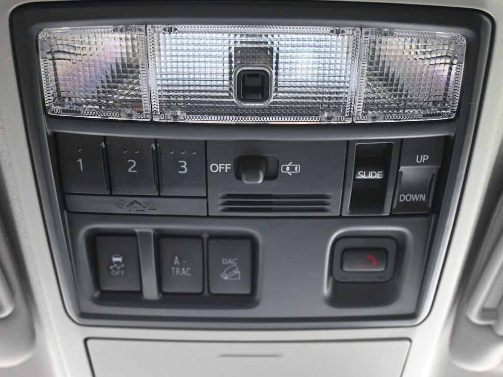 Toyota 4Runner Vehicle Full-screen Gallery Image 27