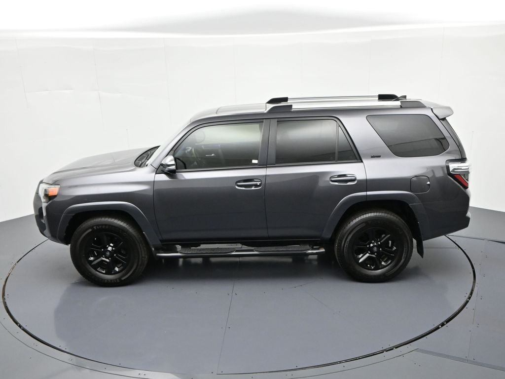 Toyota 4Runner Vehicle Full-screen Gallery Image 32
