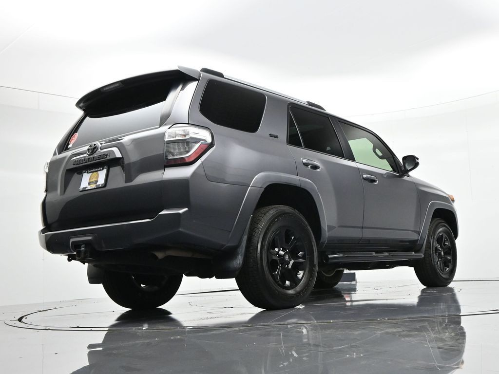 Toyota 4Runner Vehicle Full-screen Gallery Image 35