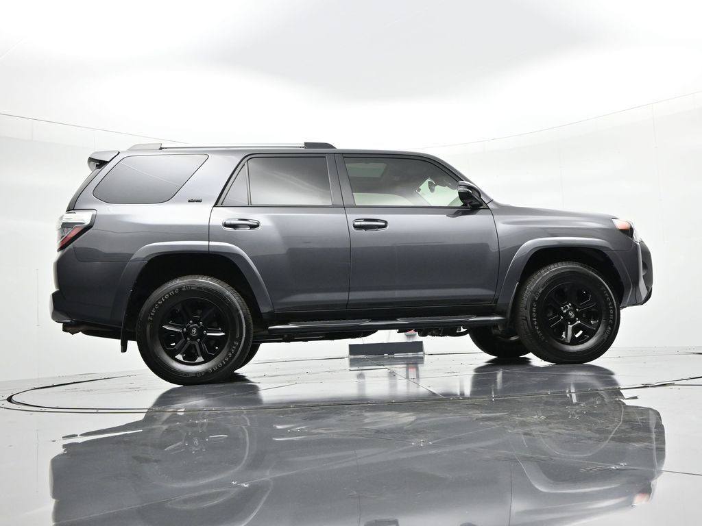 Toyota 4Runner Vehicle Full-screen Gallery Image 36