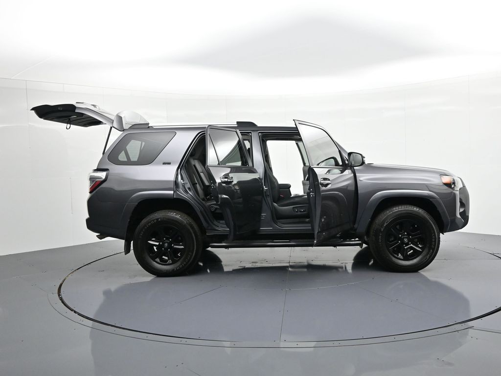 Toyota 4Runner Vehicle Full-screen Gallery Image 37
