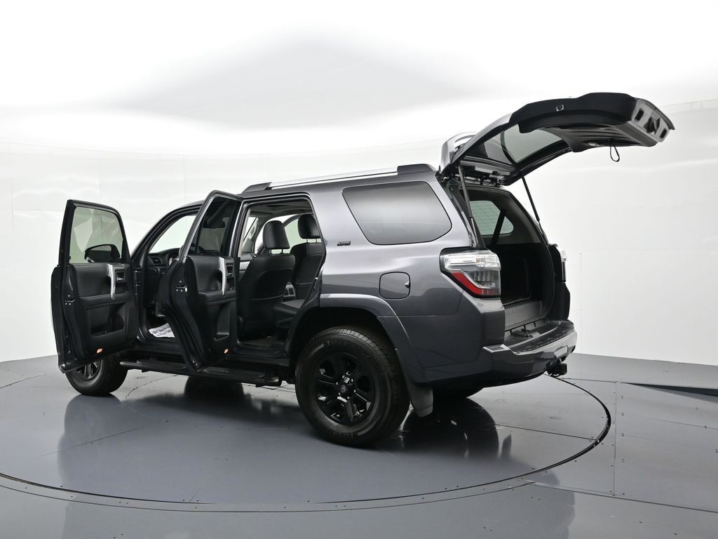 Toyota 4Runner Vehicle Full-screen Gallery Image 38