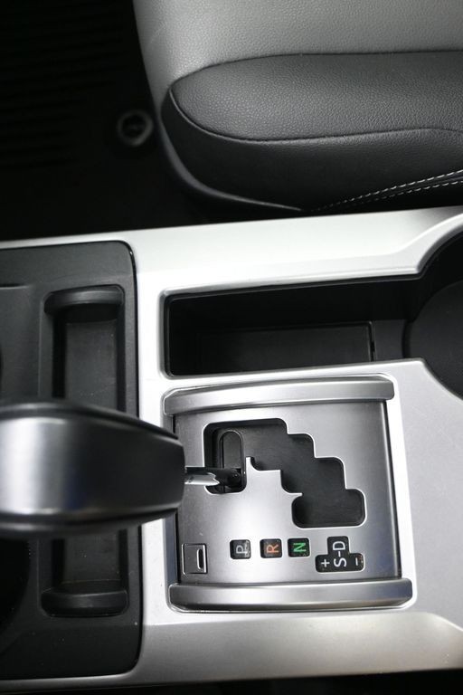 Toyota 4Runner Vehicle Full-screen Gallery Image 18