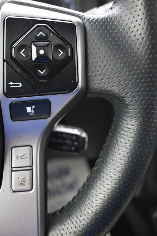 Toyota 4Runner Vehicle Full-screen Gallery Image 22