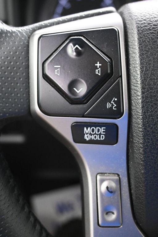 Toyota 4Runner Vehicle Full-screen Gallery Image 23