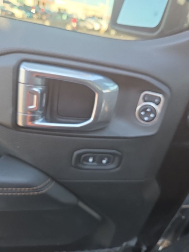 Jeep Wrangler Vehicle Full-screen Gallery Image 9