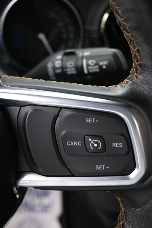 Jeep Wrangler Vehicle Full-screen Gallery Image 17