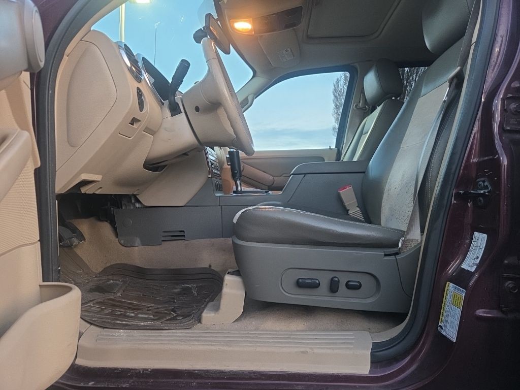 Ford Explorer Vehicle Full-screen Gallery Image 02