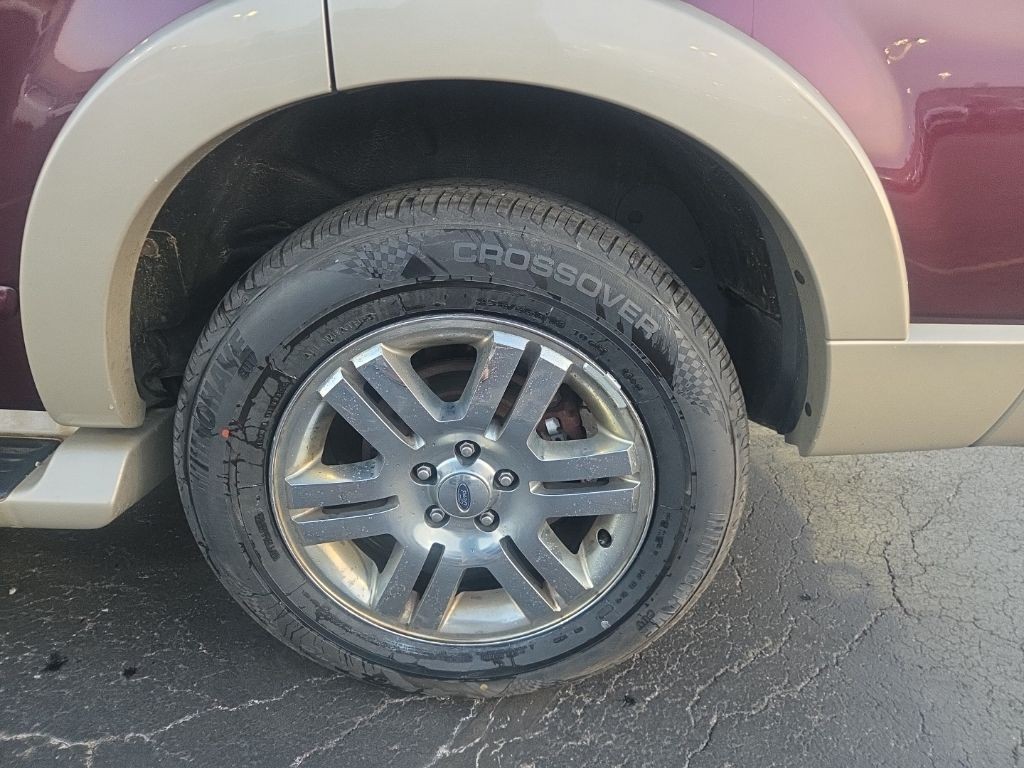 Ford Explorer Vehicle Full-screen Gallery Image 04