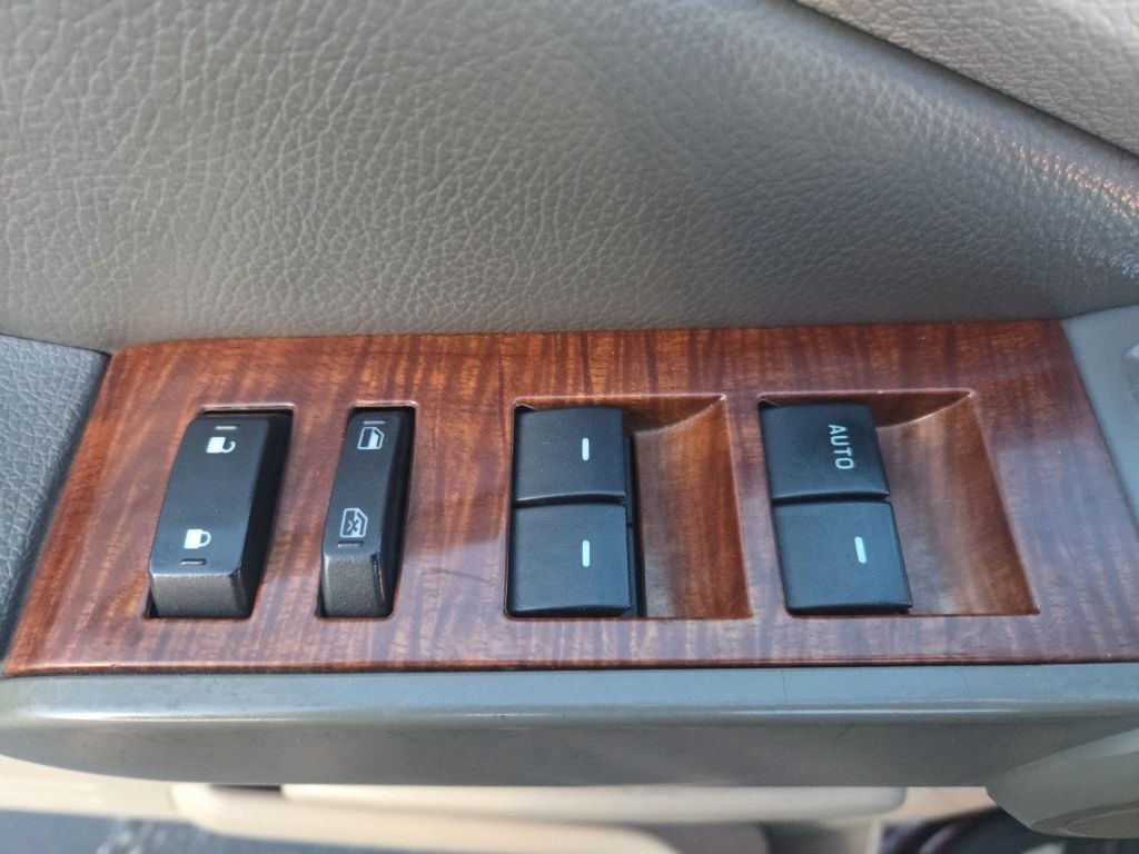 Ford Explorer Vehicle Full-screen Gallery Image 09