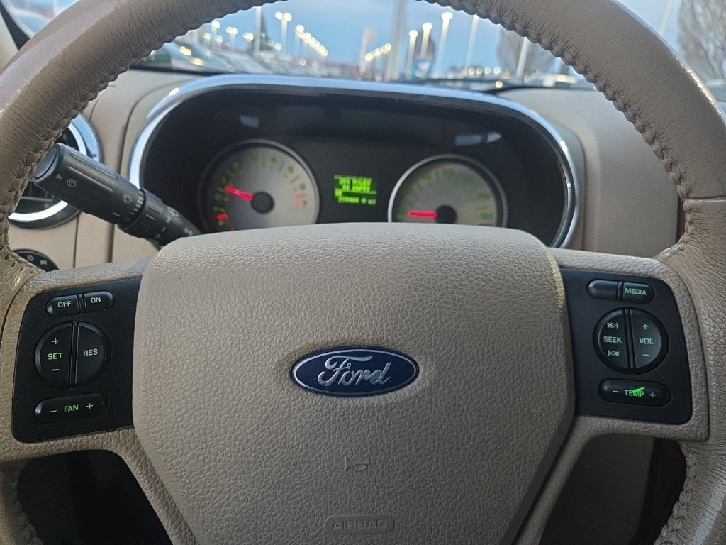 Ford Explorer Vehicle Full-screen Gallery Image 11