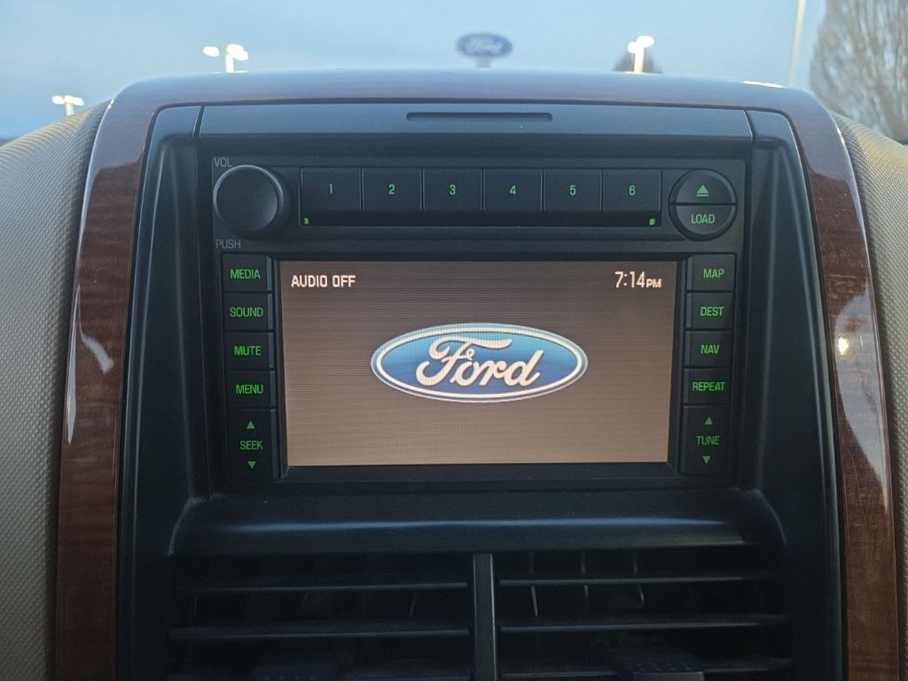 Ford Explorer Vehicle Full-screen Gallery Image 12