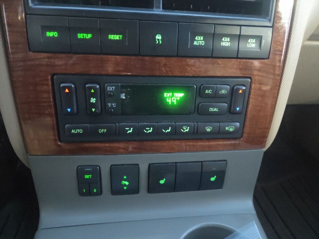 Ford Explorer Vehicle Full-screen Gallery Image 13